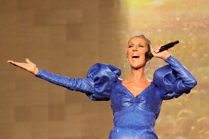 Céline Dion tornerà a fare concerti a Parigi per la prima volta dopo il tour cancellato a causa dei problemi di salute