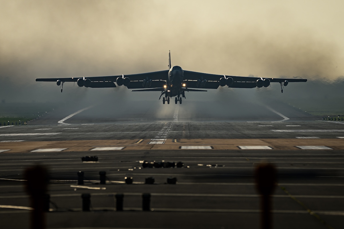 Un bombardiere statunitense decolla dalla base di Fairford, in Inghilterra, il 19 marzo