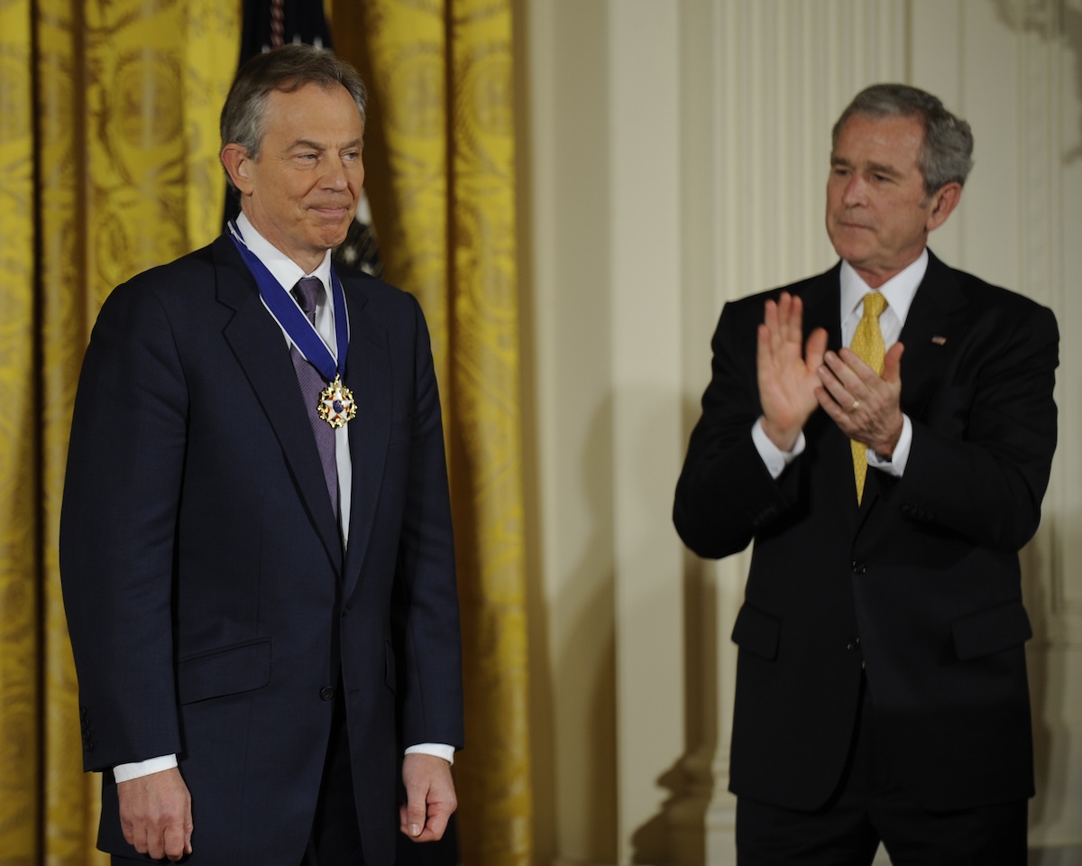 L'allora primo ministro Tony Blair riceve la Presidential Medal of Freedom dal presidente George W. Bush, nel 2009