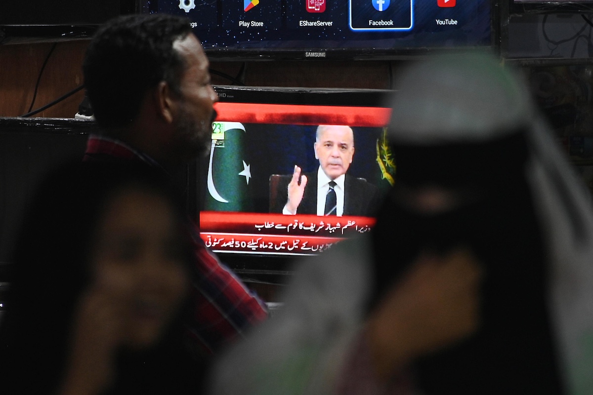 Il primo ministro pakistano, Shehbaz Sharif, durante un discorso trasmesso dalla tv, il 9 marzo