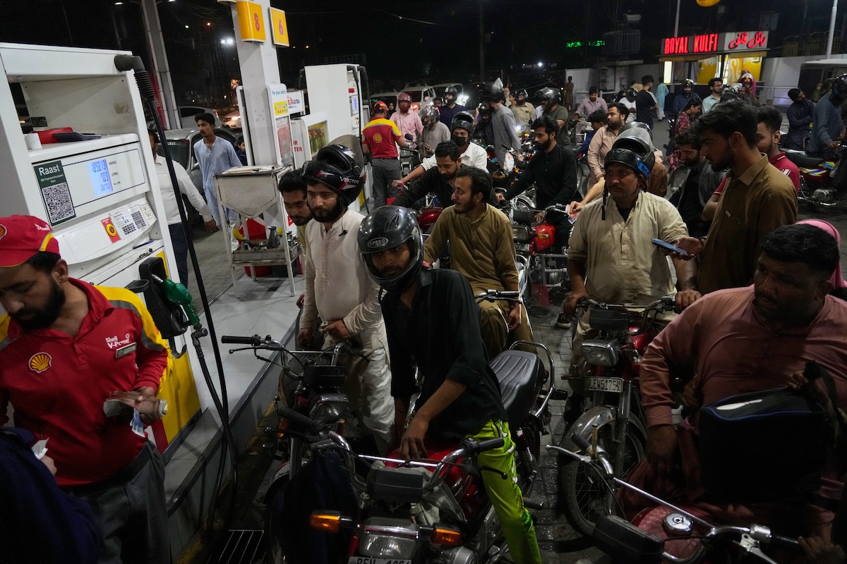 La ressa a un distributore di benzina di Lahore, in Pakistan, il 6 marzo 