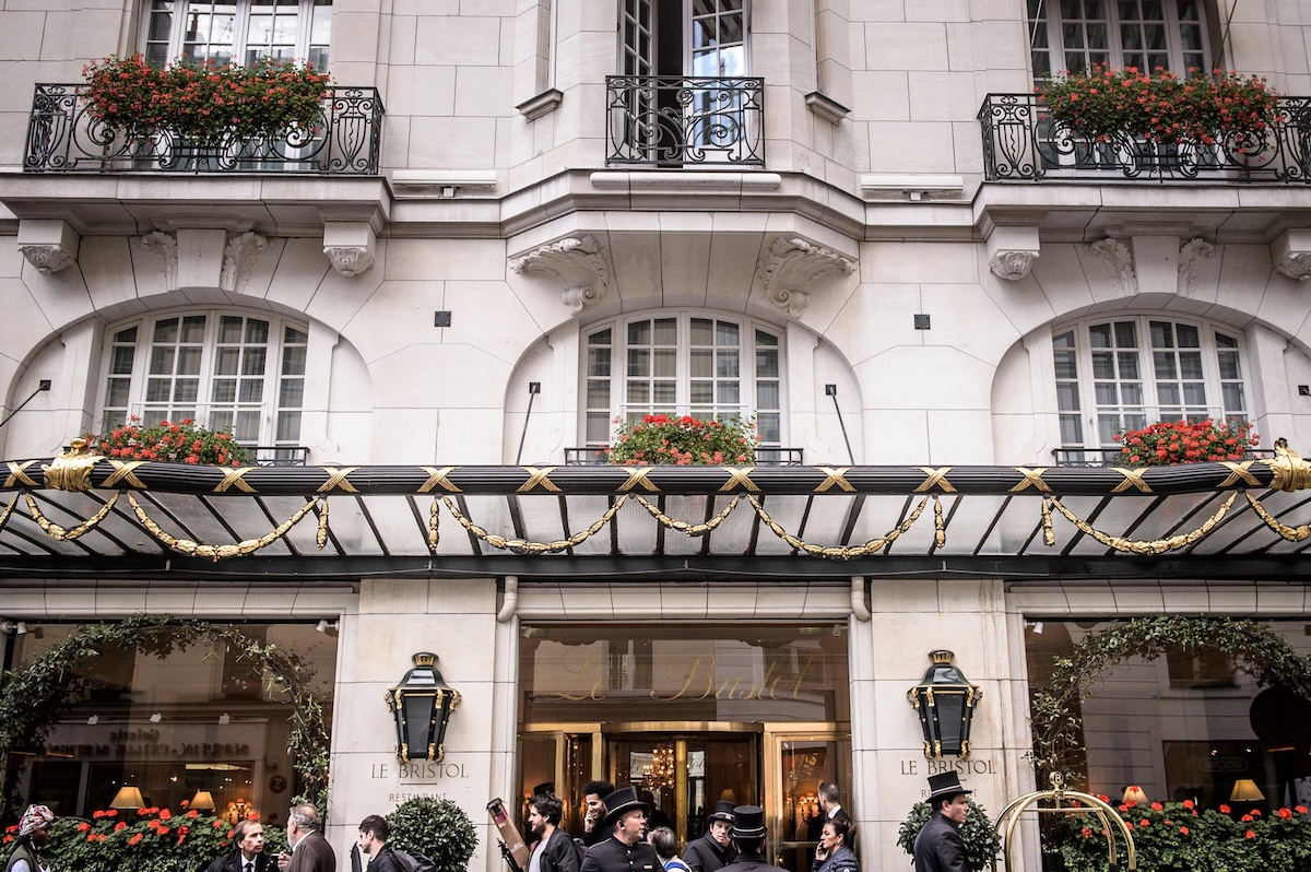 Centinaia di persone sono state evacuate per un incendio all’hotel Le Bristol, nel centro di Parigi