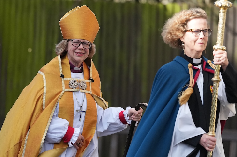 Sarah Mullally, a sinistra, arriva alla cerimonia di insediamento come arcivescova di Canterbury: è la prima donna alla guida della Chiesa d’Inghilterra (AP Photo/Alastair Grant)