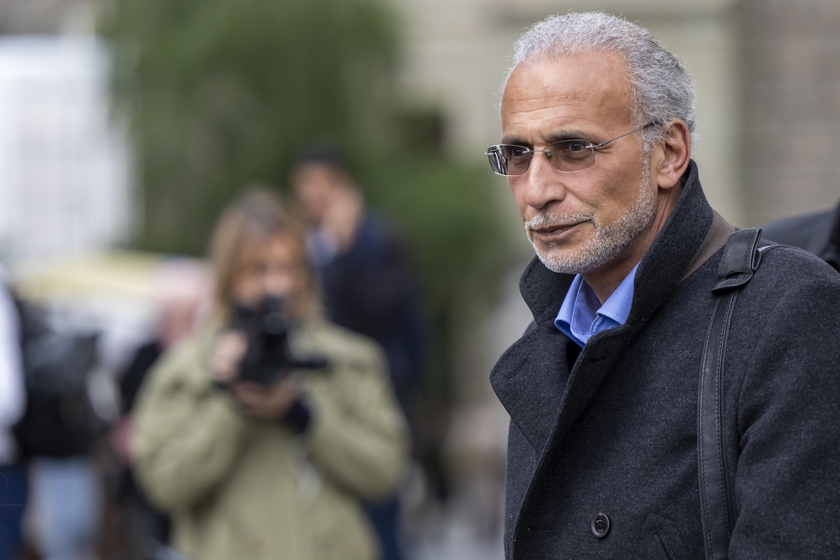 Il noto islamologo Tariq Ramadan è stato condannato a 18 anni di carcere in Francia per stupro