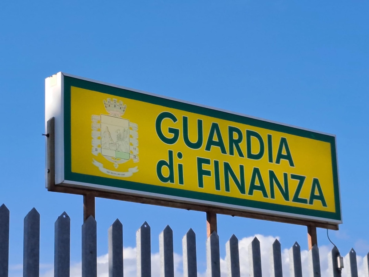 La Guardia di finanza ha perquisito il ministero della Difesa in un’indagine per corruzione e riciclaggio