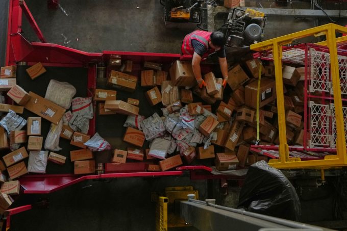 Il governo ha rinviato al 1° luglio la discussa tassa sui pacchi