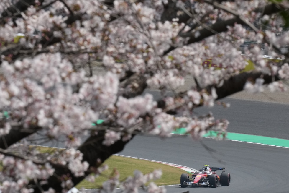 La Ferrari di Lewis Hamilton durante le prove del Gran Premio del Giappone di Formula 1, a Suzuka. Al termine delle prove la pole position è stata ottenuta dal pilota italiano Kimi Antonelli, della Mercedes: è la seconda volta consecutiva, dopo che due settimane fa era diventato il pilota più giovane di sempre a ottenere la pole, al Gran Premio di Shanghai, dove ha poi ottenuto la sua prima vittoria in Formula 1 (AP Photo/Eugene Hoshiko)