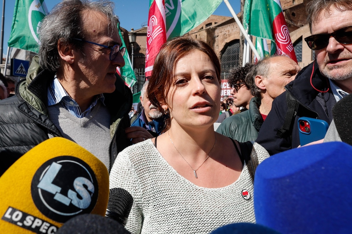 Il controllo di polizia sull’europarlamentare Ilaria Salis prima della manifestazione a Roma