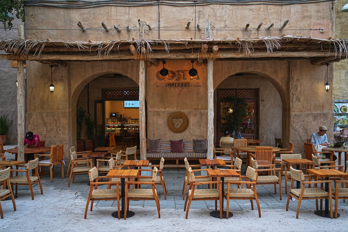 Un locale vuoto a Dubai, 13 marzo 2026 (AP Photo/Fatima Shbair)