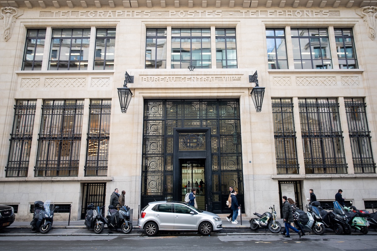 La polizia francese ha arrestato un uomo che stava per innescare una bomba artigianale davanti alla sede di Bank of America a Parigi