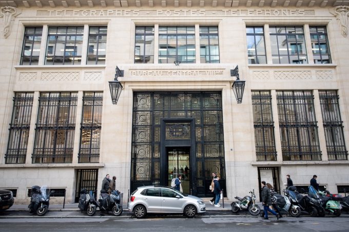 La polizia francese ha arrestato un uomo che stava per innescare una bomba artigianale davanti alla sede di Bank of America a Parigi