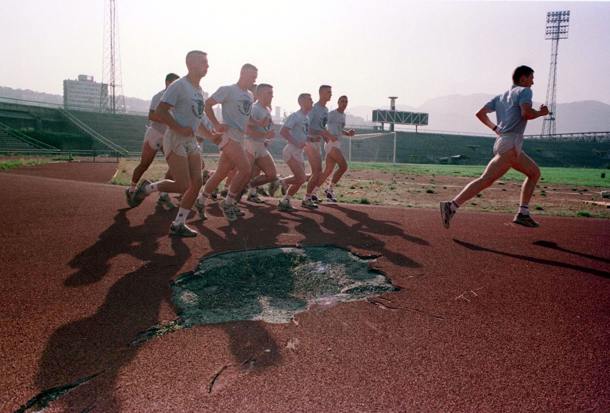 Alcuni soldati francesi si allenano sulla pista di atletica dello stadio di Koševo, nel 1995 (Getty Images/Rikard Larma)