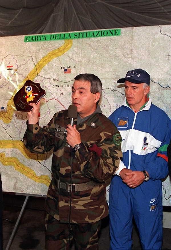 L'allenatore dell'Italia, Arrigo Sacchi, durante una visita ai militari italiani di stanza a Sarajevo, nel novembre 1996 (Ansa)