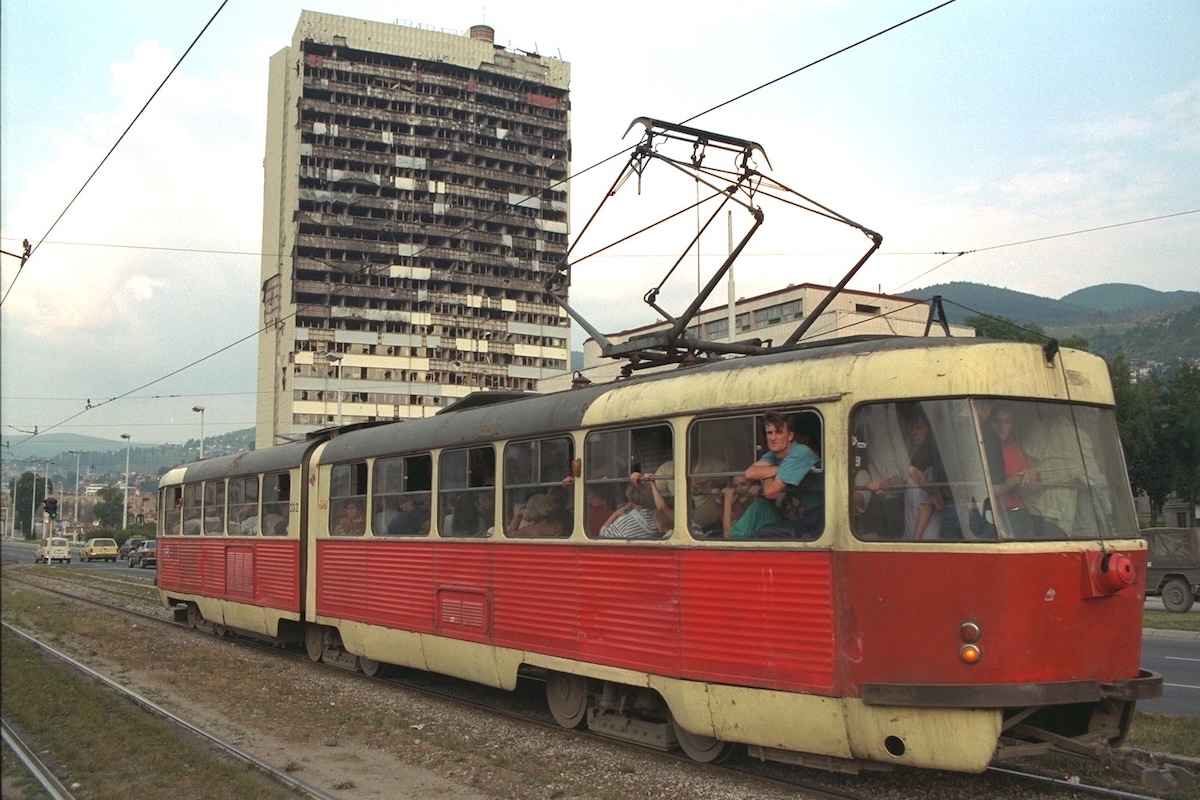 Un tram davanti alla sede distrutta del governo bosniaco, nel luglio del 1996 (Getty Images/Alain Nogues)