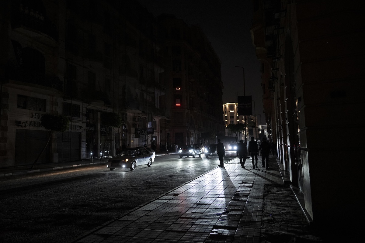 Una strada con illuminazione ridotta, 28 marzo (EPA/ Mohammed Hossam)