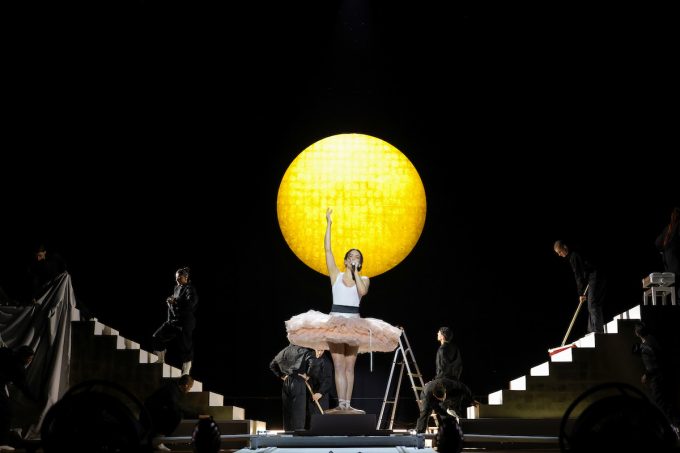 Saranno rimborsati i biglietti per il concerto di Rosalía al Forum di Assago del 25 marzo, interrotto per un’intossicazione alimentare