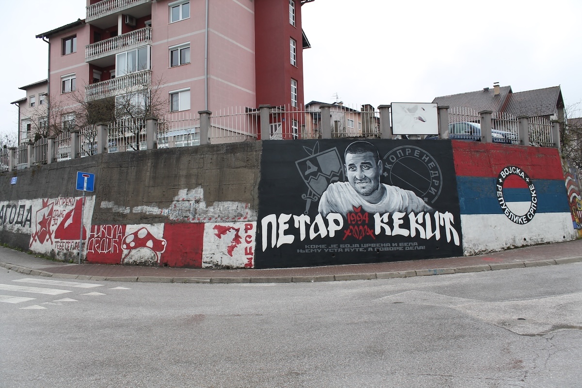 Alcuni murales a Istocno Sarajevo: il primo da sinistra raffigura uno stemma della Stella Rossa di Belgrado, e il profilo del generale serbo bosniaco Ratko Mladic (Il Post)