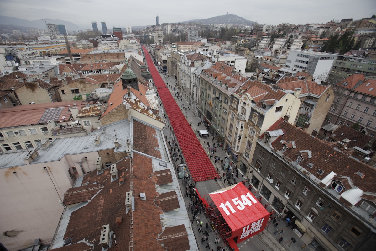 Un'installazione di 11.541 sedie rosse su una delle vie principali della capitale bosniaca, Sarajevo, nel 2012. L'installazione serviva per commemorare i vent'anni dall'inizio della guerra nella città. Durante la guerra Sarajevo venne assediata dall'esercito serbo bosniaco: le 11.541 sedie rosse rappresentano il numero di sarajevesi durante l'assedio. (AP Photo/Amel Emric)
