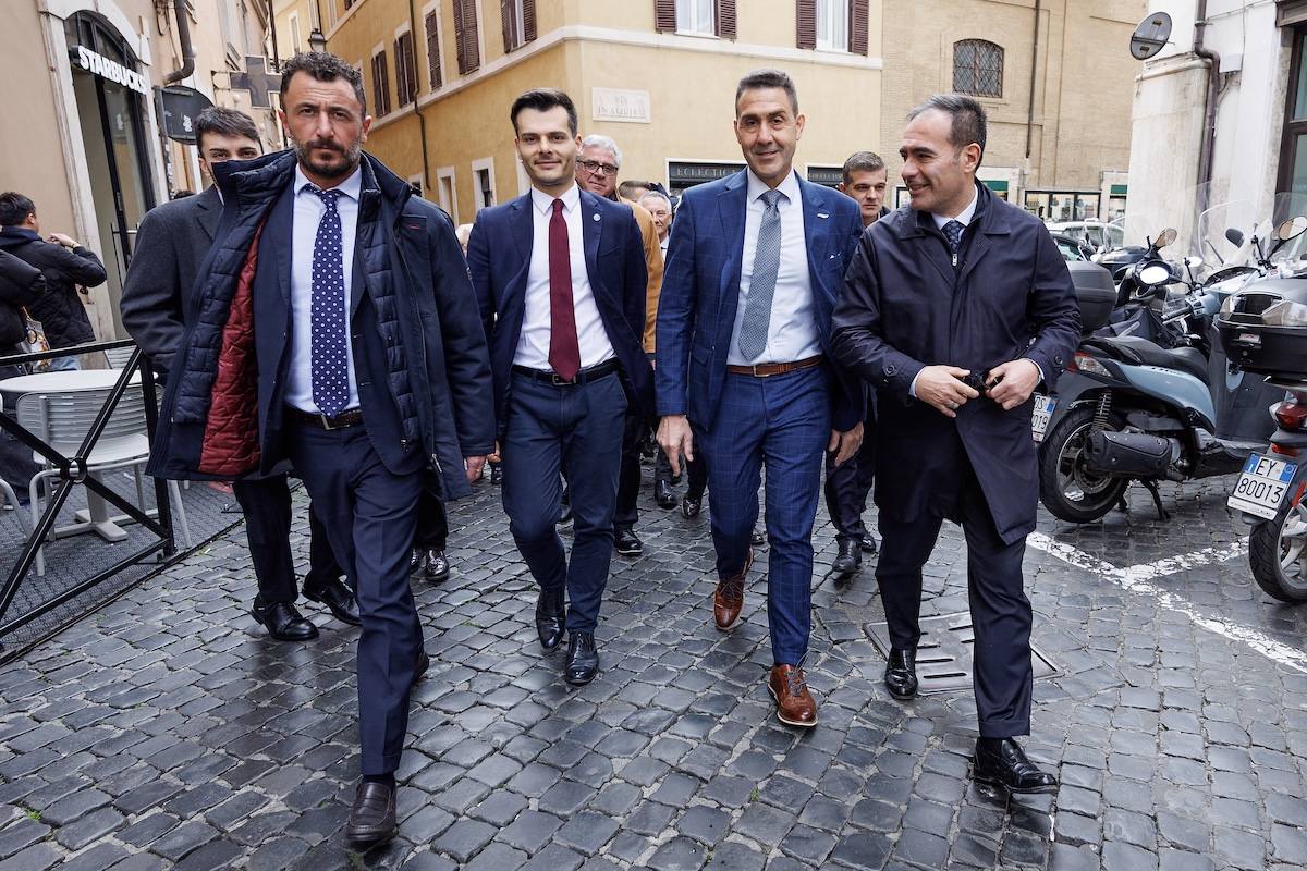 Per la prima volta alcuni deputati di destra non hanno votato la fiducia al governo Meloni: c’entra Roberto Vannacci