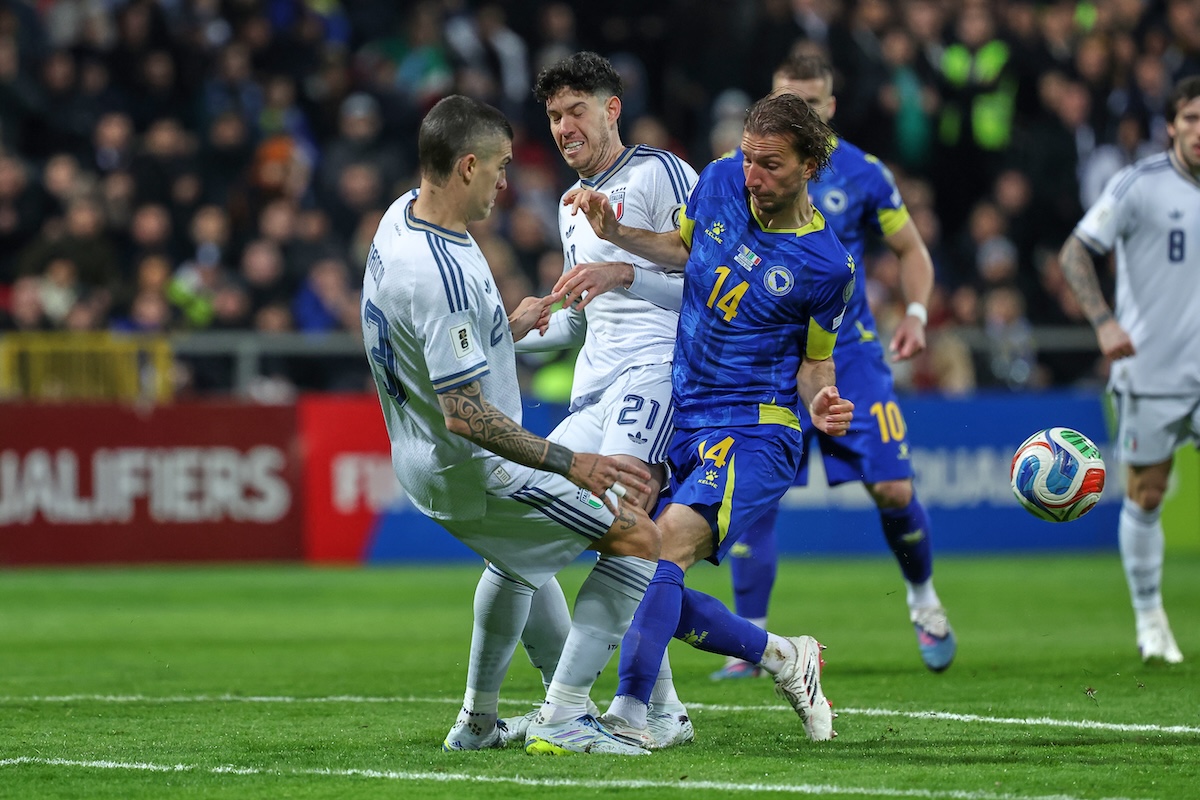 L’Italia vince ma è in 10