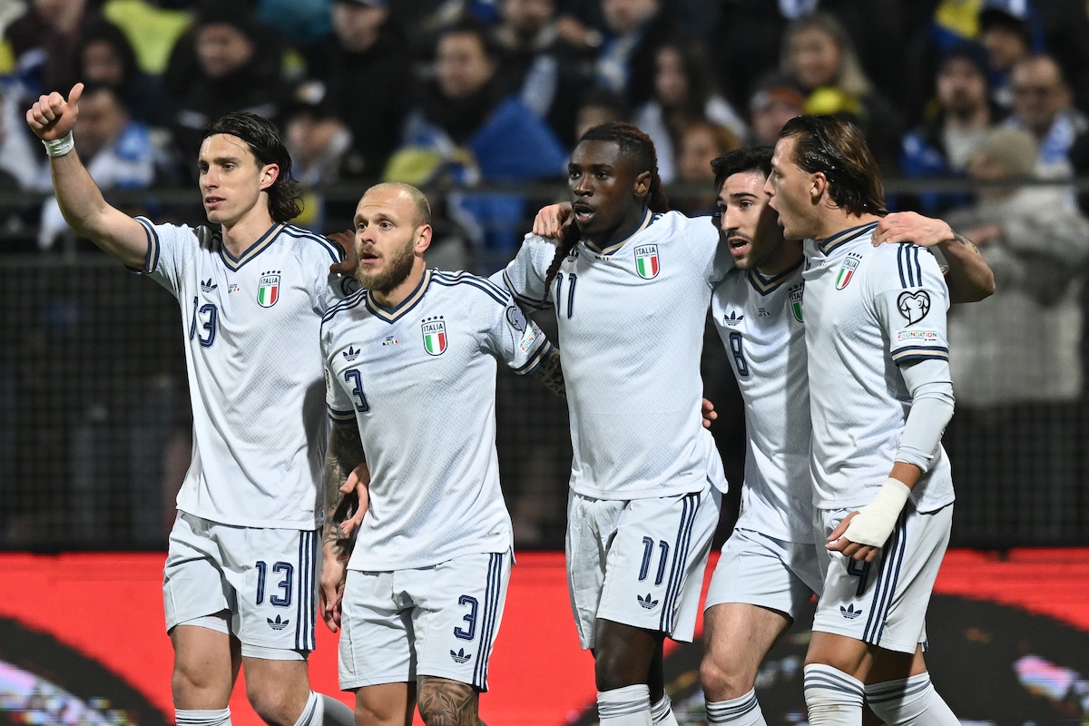 L’Italia vince ma è in 10