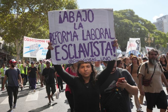In Argentina un giudice ha parzialmente sospeso una contestata riforma del lavoro voluta dal presidente Javier Milei