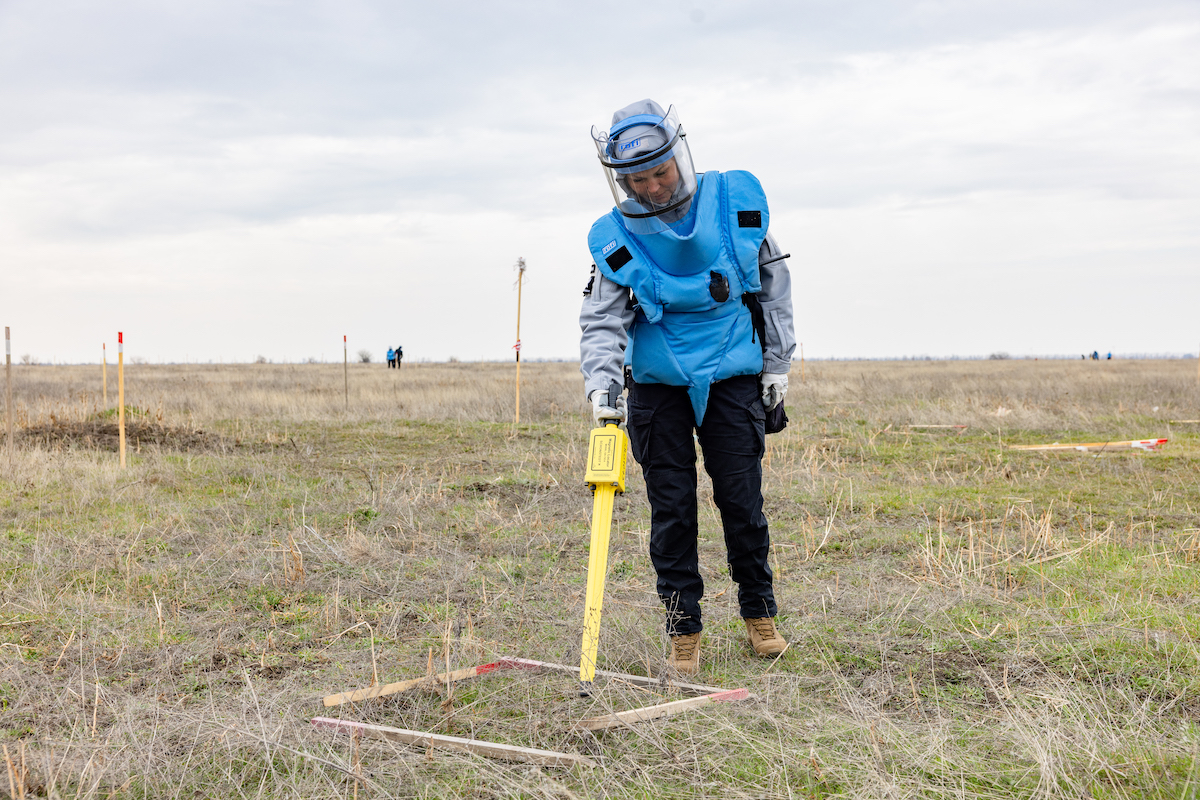 Kateryna Babayeva con indosso il kit da sminatrice (foto Iva Sidash)