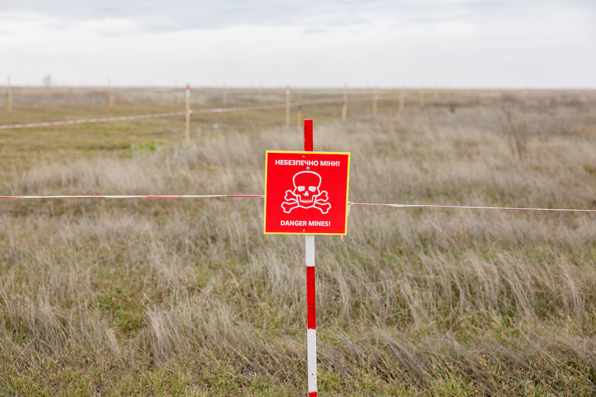 Il campo in corso di sminamento vicino a Mykolaiv (foto Iva Sidash)