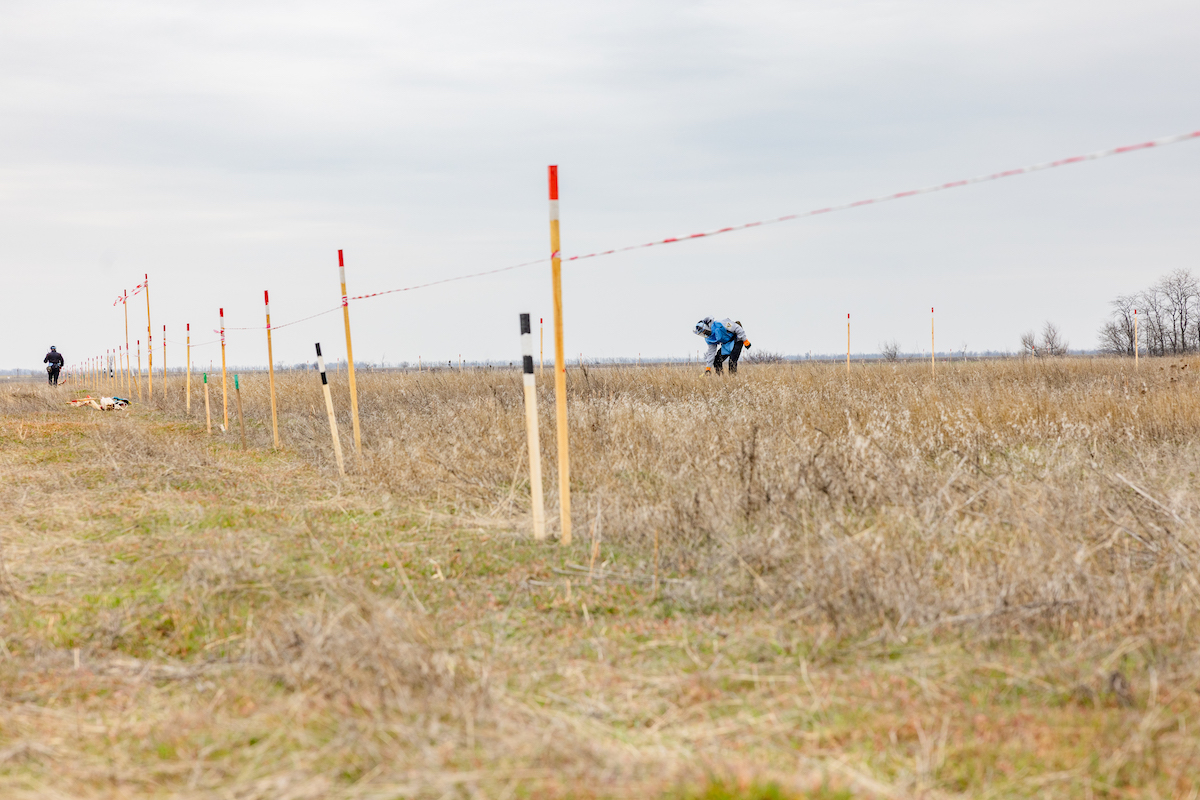 Il campo in corso di sminamento vicino a Mykolaiv (foto Iva Sidash)