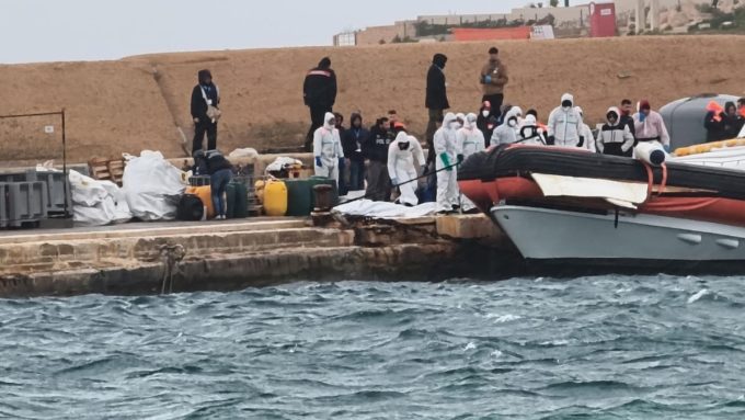 19 persone migranti sono morte nel Mediterraneo al largo di Lampedusa