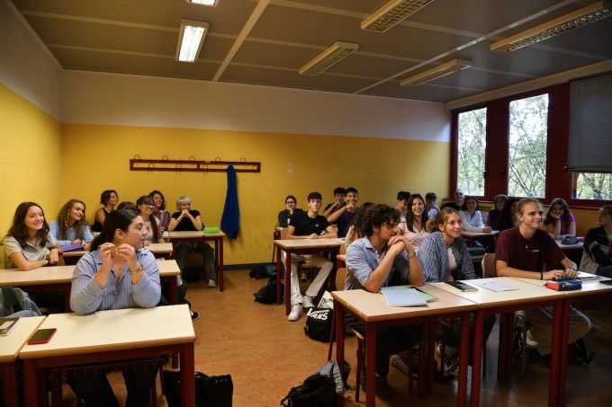 Gli stipendi di chi lavora nelle scuole aumenteranno un po’ di più