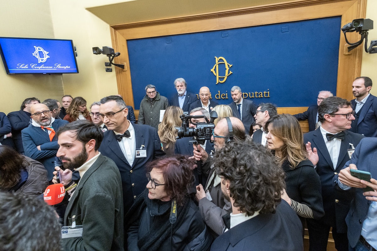 22 deputati dell’opposizione sono stati sospesi 5 giorni per aver impedito una conferenza sulla “remigrazione”