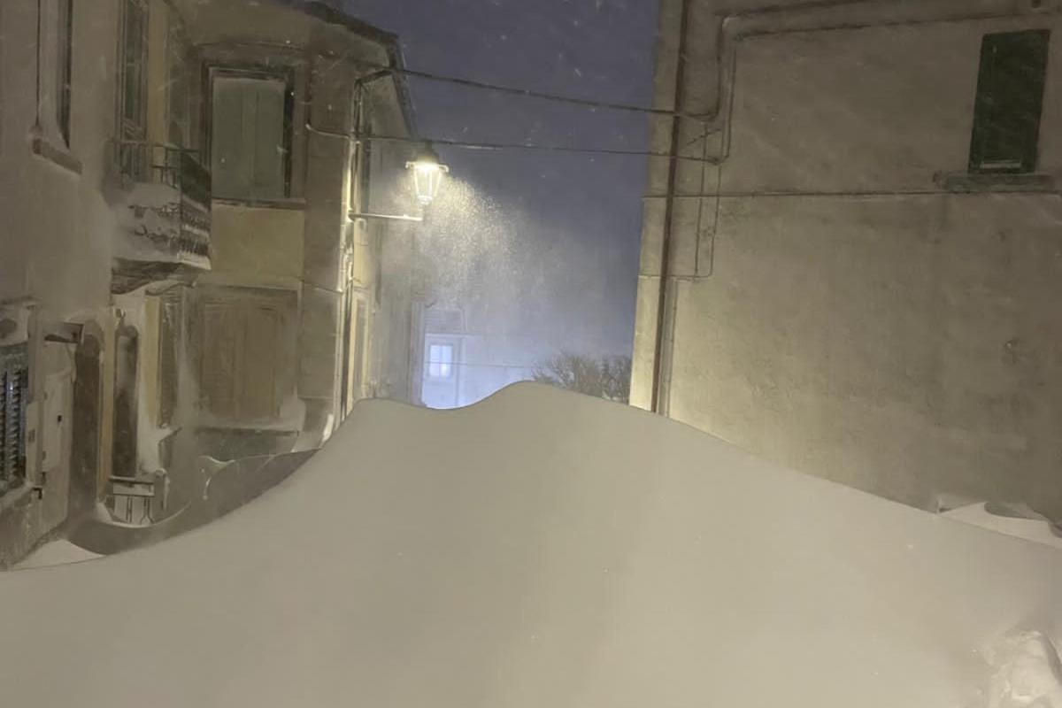 La spettacolare nevicata a Capracotta, in Molise