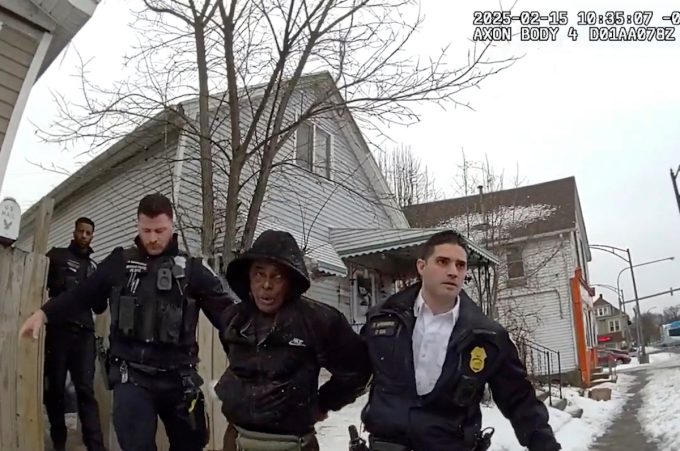 Negli Stati Uniti la morte di un rifugiato lasciato da solo dagli agenti anti-immigrazione a Buffalo è stata classificata come omicidio