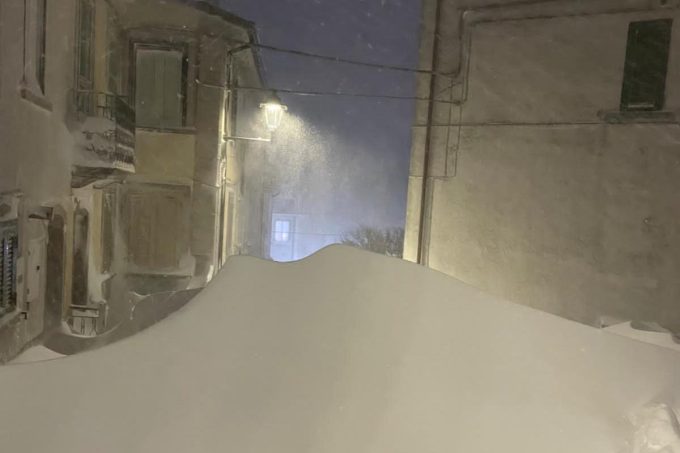 La spettacolare nevicata a Capracotta, in Molise