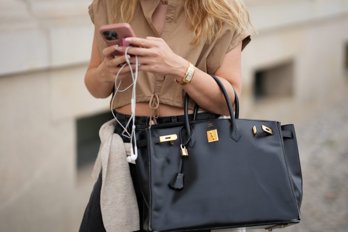 La moda degli auricolari col filo