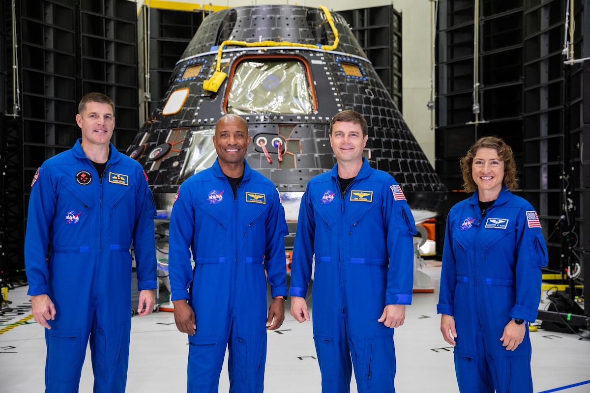 Gli astronauti Jeremy Hansen, Victor Glover, Reid Wiseman e Christina Koch, equipaggio dell’Artemis II, in posa davanti al loro modulo di atterraggio