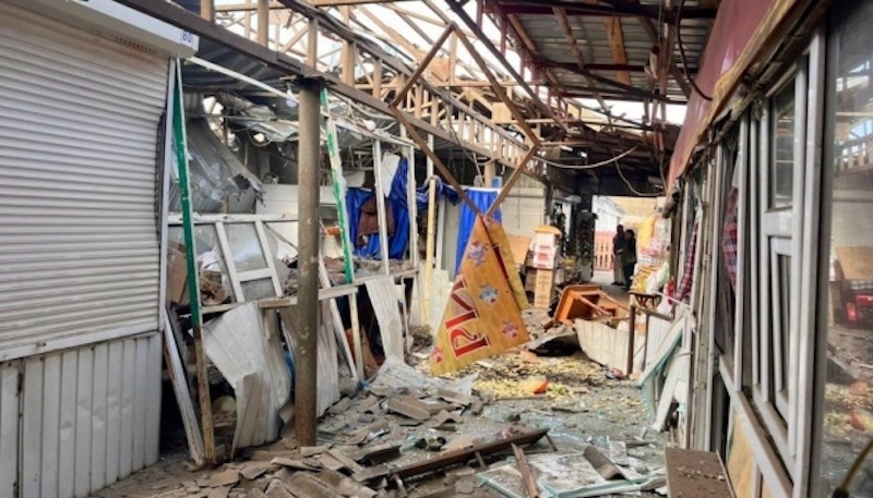 Un bombardamento russo ha ucciso cinque persone in un mercato della città ucraina di Nikopol