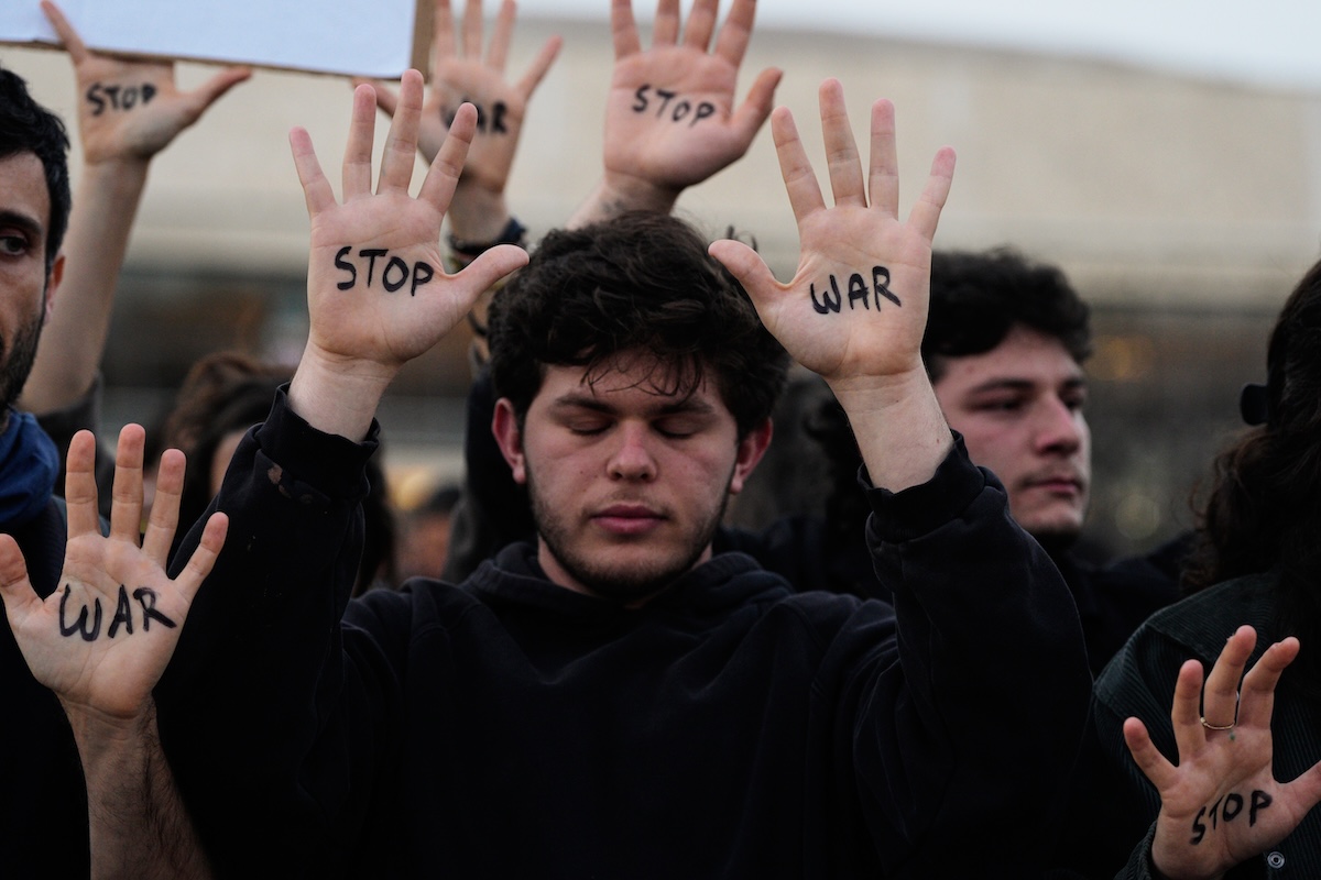 Una protesta per chiedere la fine della guerra a Tel Aviv (Maya Levin/AP photo)