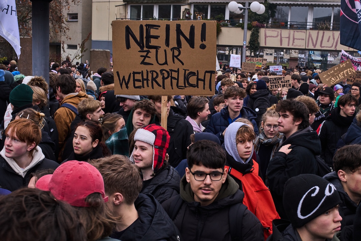 Proteste degli studenti contro l'ipotesi di introdurre la leva militare obbligatoria in Germania, il 5 dicembre 2025 (AP Photo/Markus Schreiber)