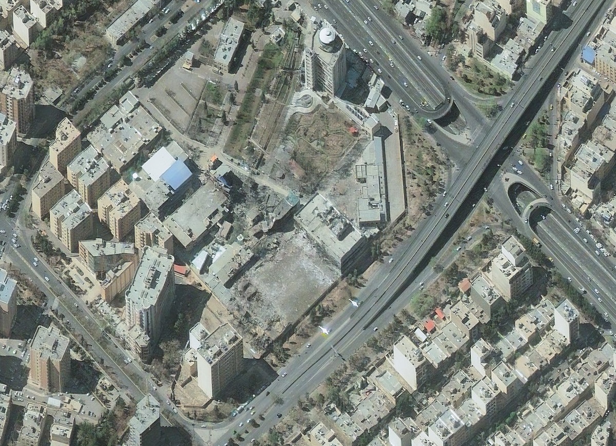 La foto satellitare di alcuni edifici danneggiati a causa di un bombardamento in Iran (Vantor via AP)