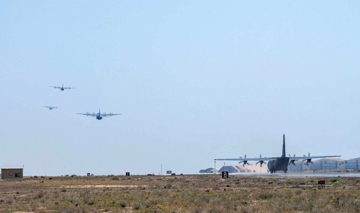 Quattro aerei cargo come quelli usati nell'operazione decollano da una base statunitense, nel marzo 2024 
