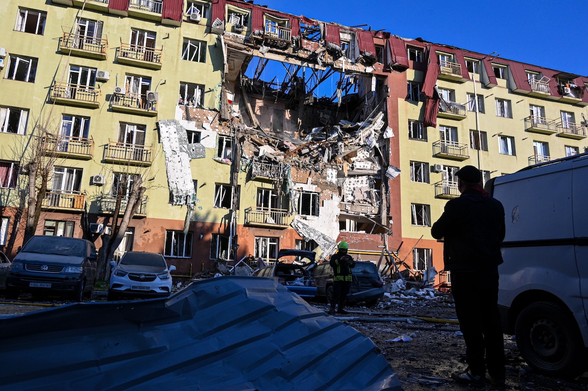 Un condominio danneggiato nel bombardamento russo su Odessa, il 6 aprile 2026 (AP Photo/Michael Shtekel)