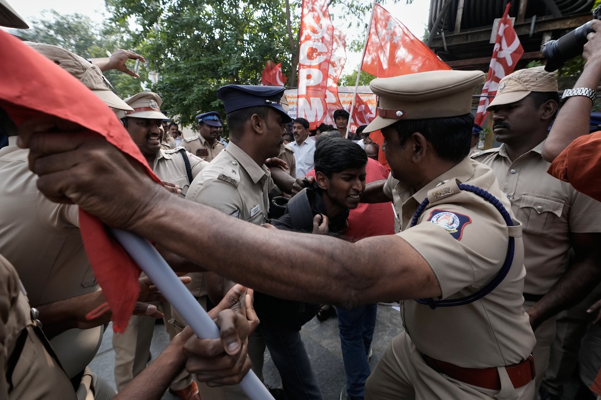 Poliziotti indiani intervengono con violenza durante una protesta