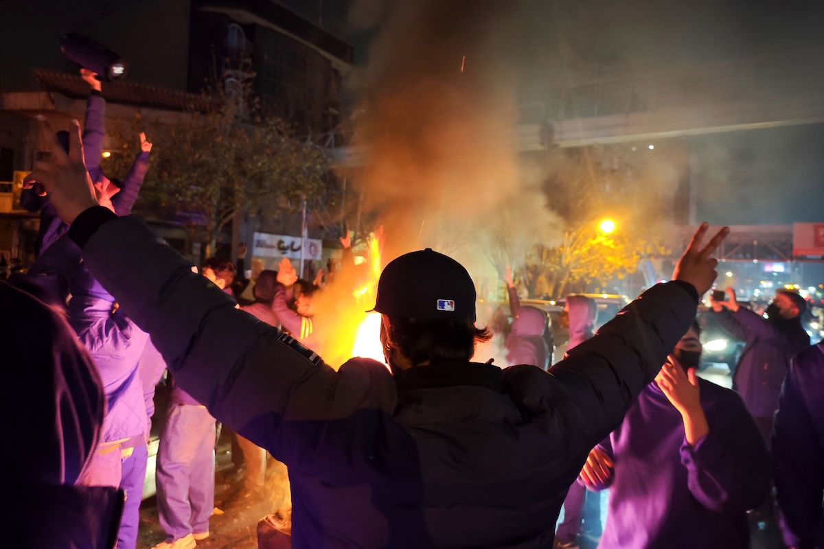 Un gruppo di persone attorno a un falò durante una protesta a Teheran, Iran, 8 gennaio 2026 (Anonymous/Getty Images)