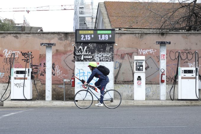 Il prezzo dei carburanti continua ad aumentare