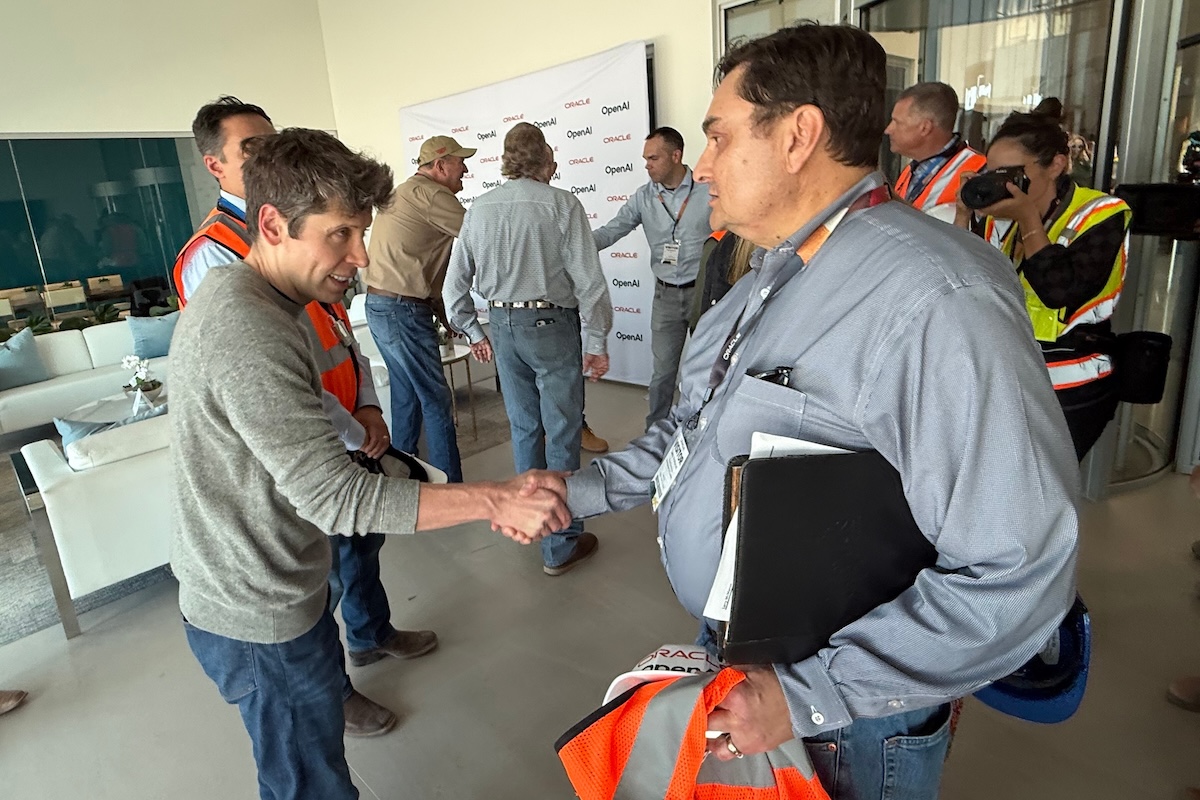 Sam Altman stringe la mano a una persona, quasi inchinandosi