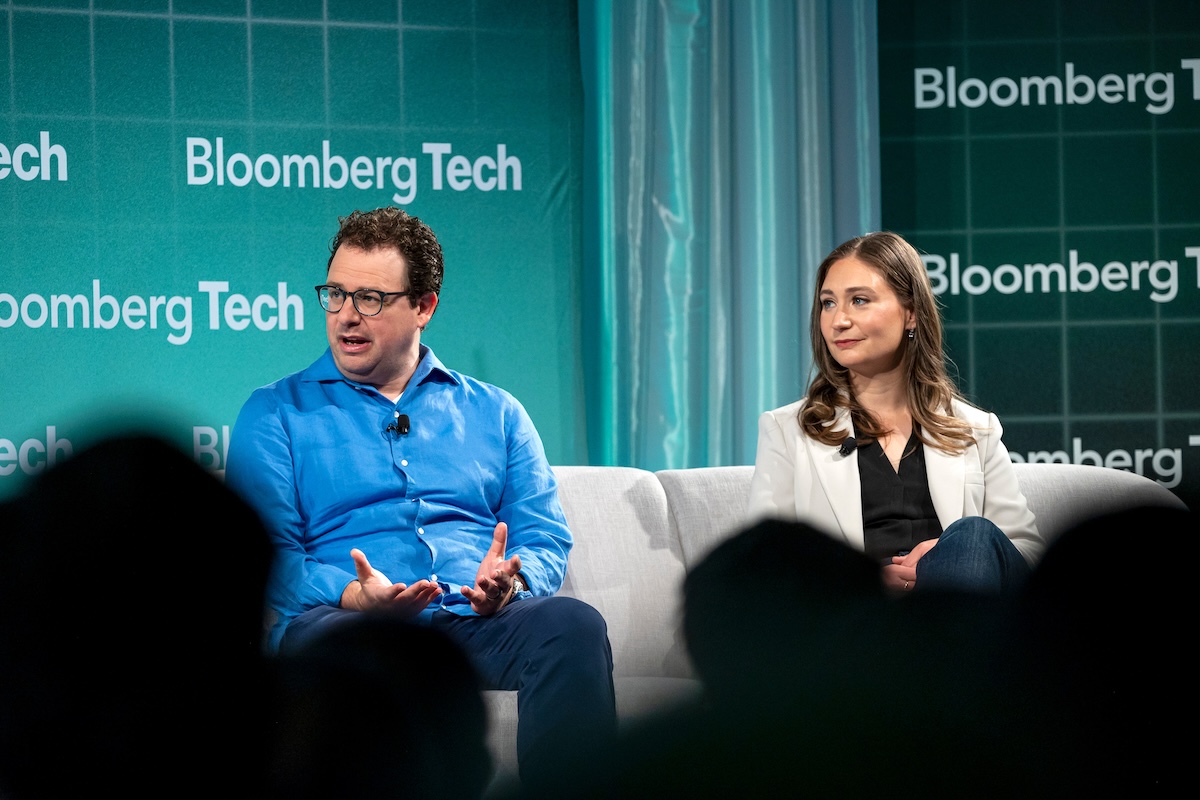 Dario e Daniela Amodei seduti su un divano