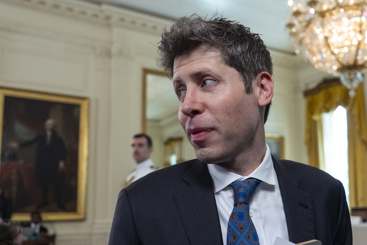 Sam Altman si volta verso un angolo della stanza