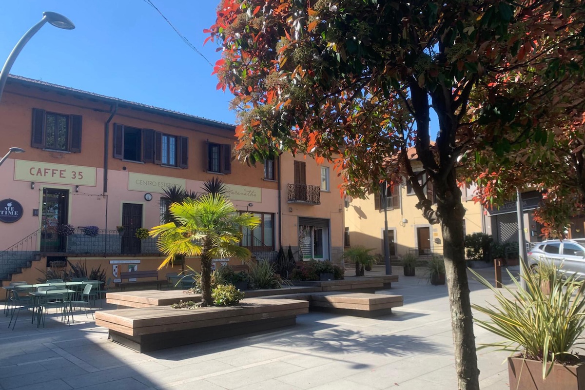 Una piazzetta di Cadrezzate, il comune in provincia di Varese in cui abitava Elia Del Grande, 7 aprile 2026 (ANSA/ENZO LAIACONA)